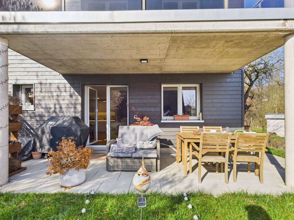 Überdachte Terrasse mit Sitz- und Essbereich