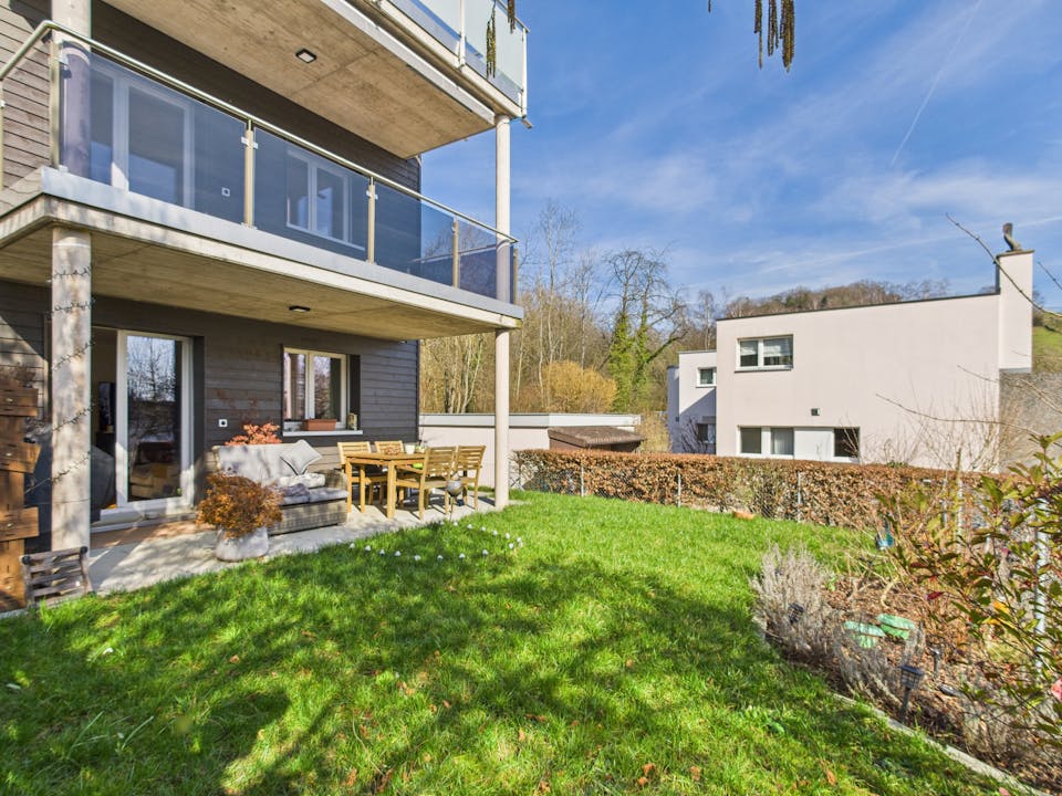 Moderner Garten mit Terrasse