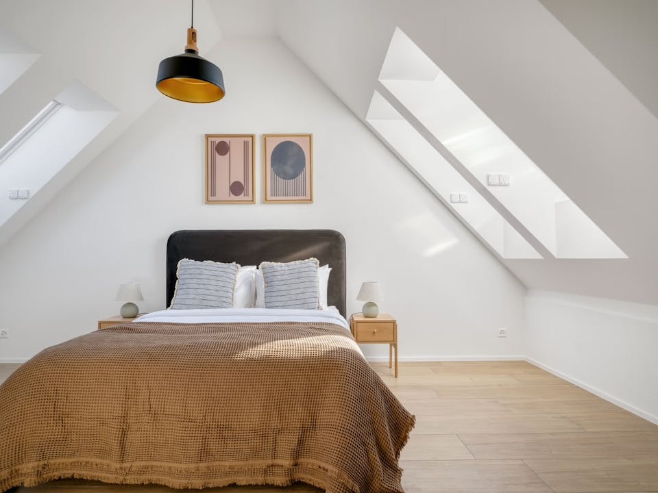 Dachgeschoss-Schlafzimmer mit schrägen Wänden