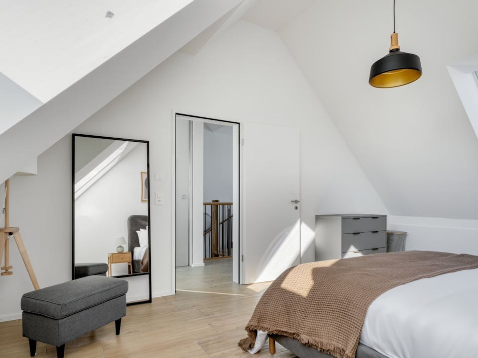 Helles Dachgeschoss-Schlafzimmer