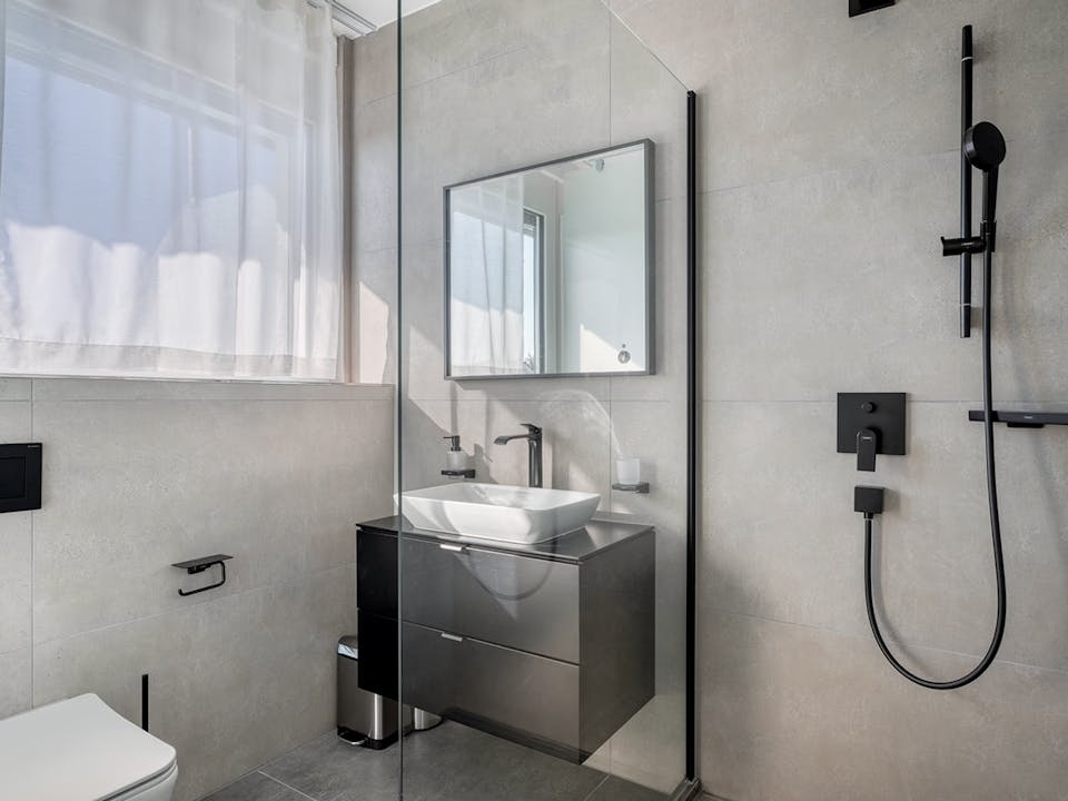 Modernes Badezimmer mit Walk-in-Dusche und Waschtisch