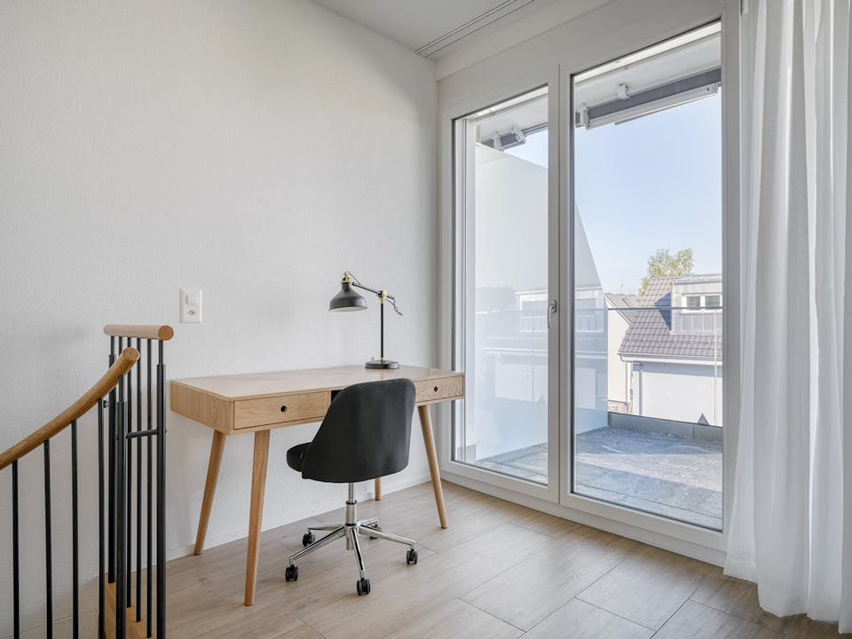 Heller Arbeitsbereich mit Blick ins Freie