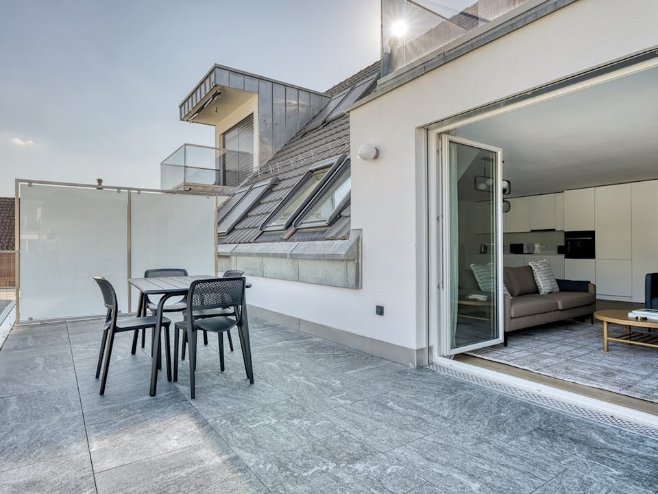 Dachterrasse mit Blick ins Wohnzimmer