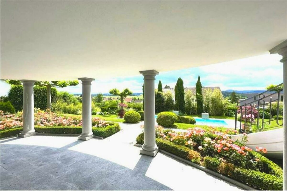 Überdachte Terrasse mit Gartenblick