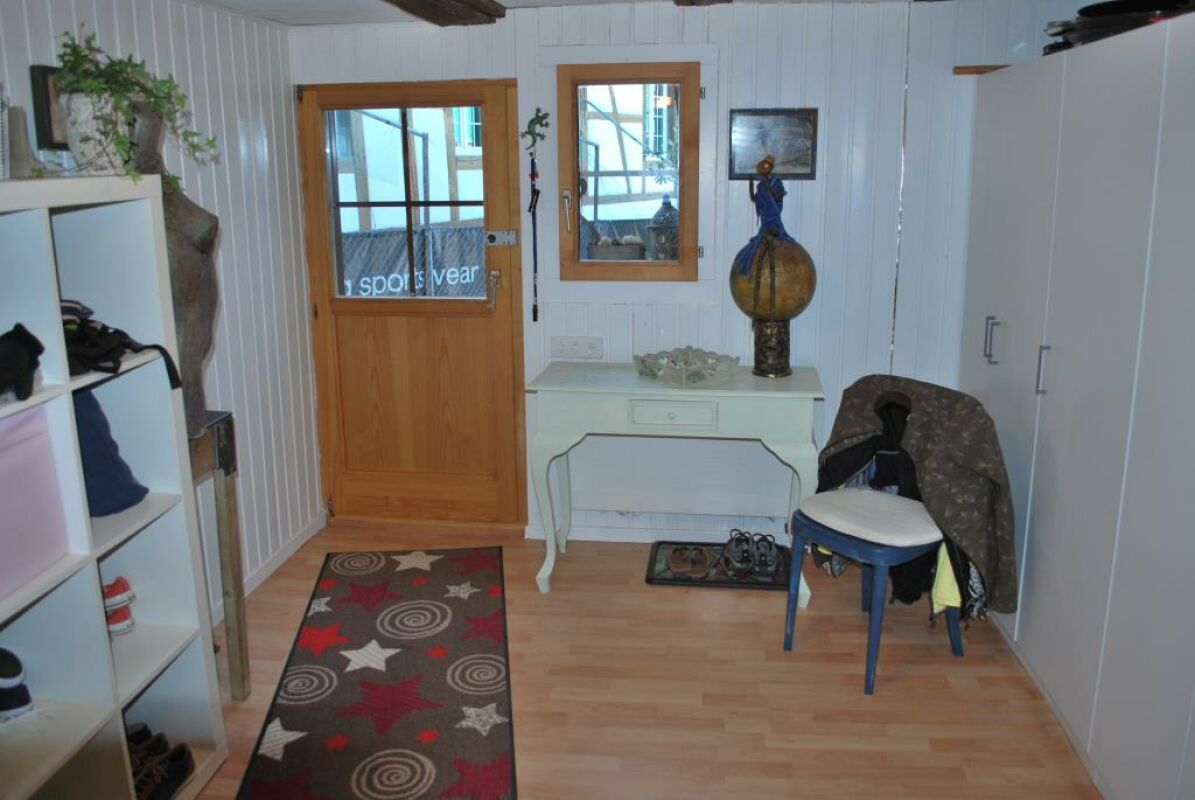 Eingangsbereich mit Holztür und Garderobe