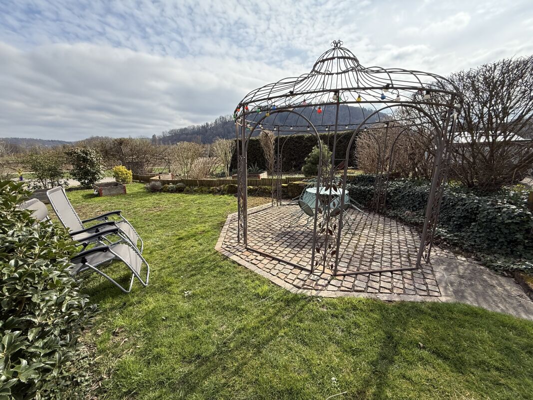 Garten mit Pavillon und Liegestühlen
