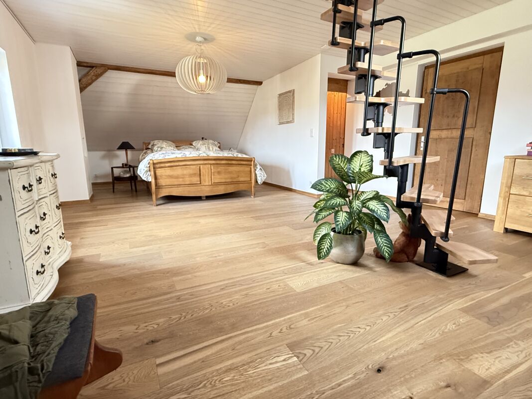 Dachgeschoss-Schlafzimmer mit Holztreppe