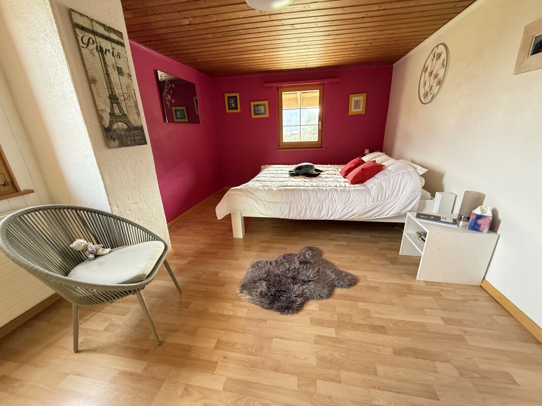Schlafzimmer mit kräftig farbigen Wänden