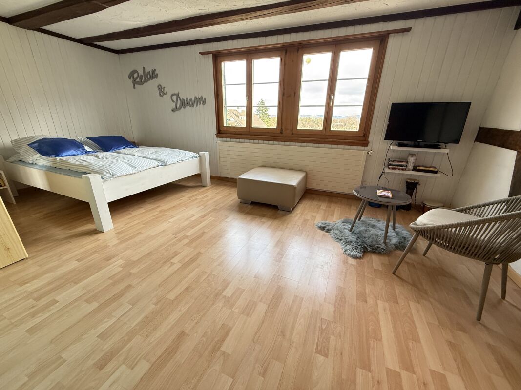 Helles Schlafzimmer mit Holzverkleidung
