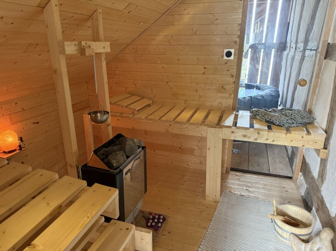 Holzsauna mit Sitz- und Liegeflächen