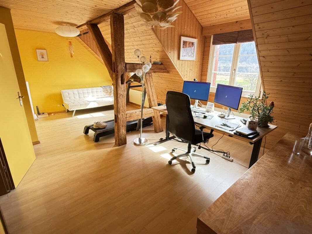 Dachgeschoss-Arbeitszimmer mit Holzverkleidung