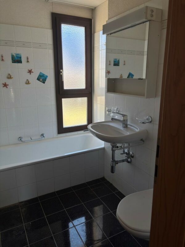 Badezimmer mit Wanne und kleinem Fenster