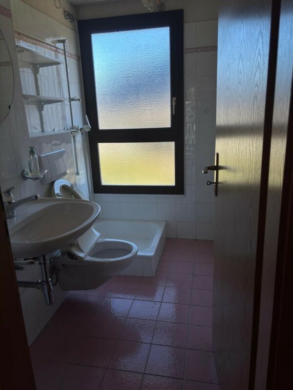 Kleines Badezimmer mit frosted Fenster