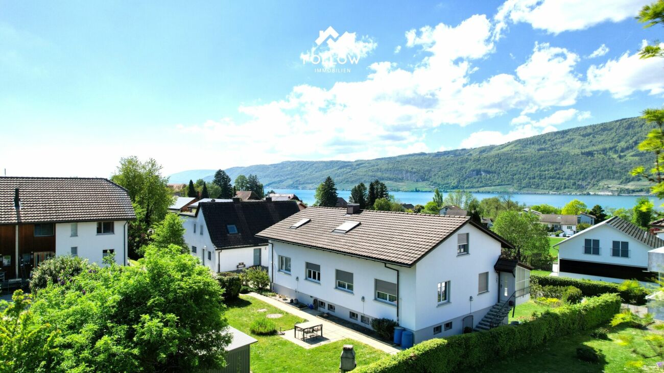 Seeblick über Wohnhäuser