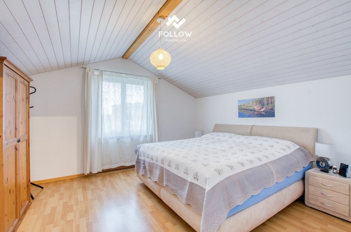Helles Schlafzimmer mit Dachschräge