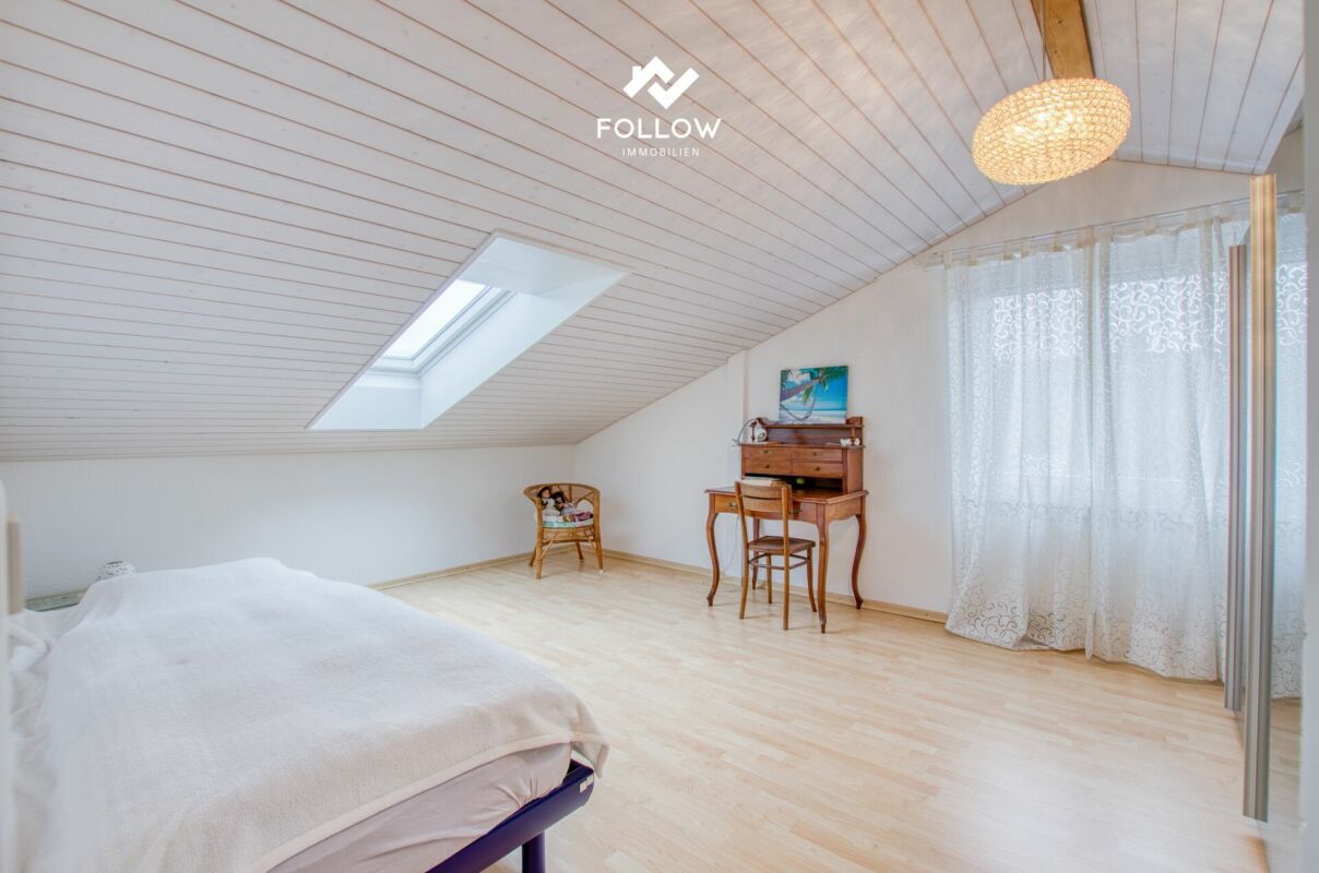 Dachgeschoss-Schlafzimmer mit Dachfenster