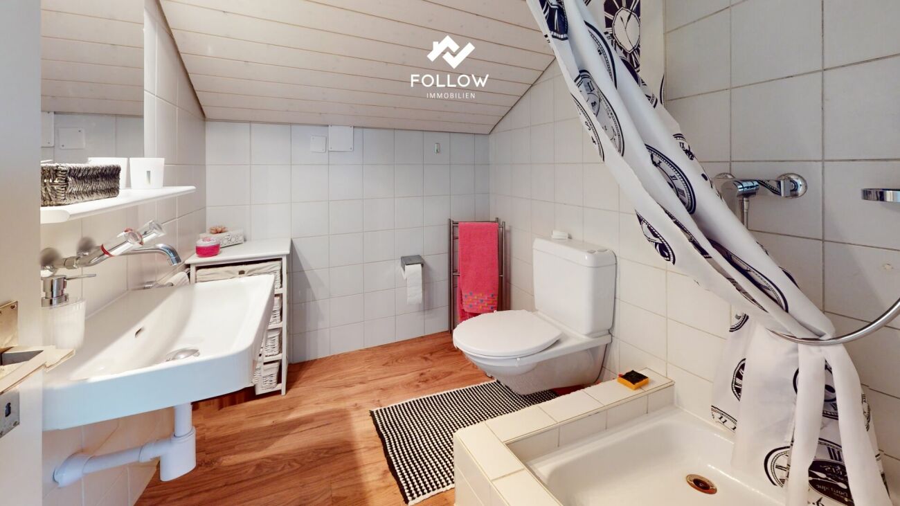 Kleines Dachgeschossbad mit WC und Badewanne
