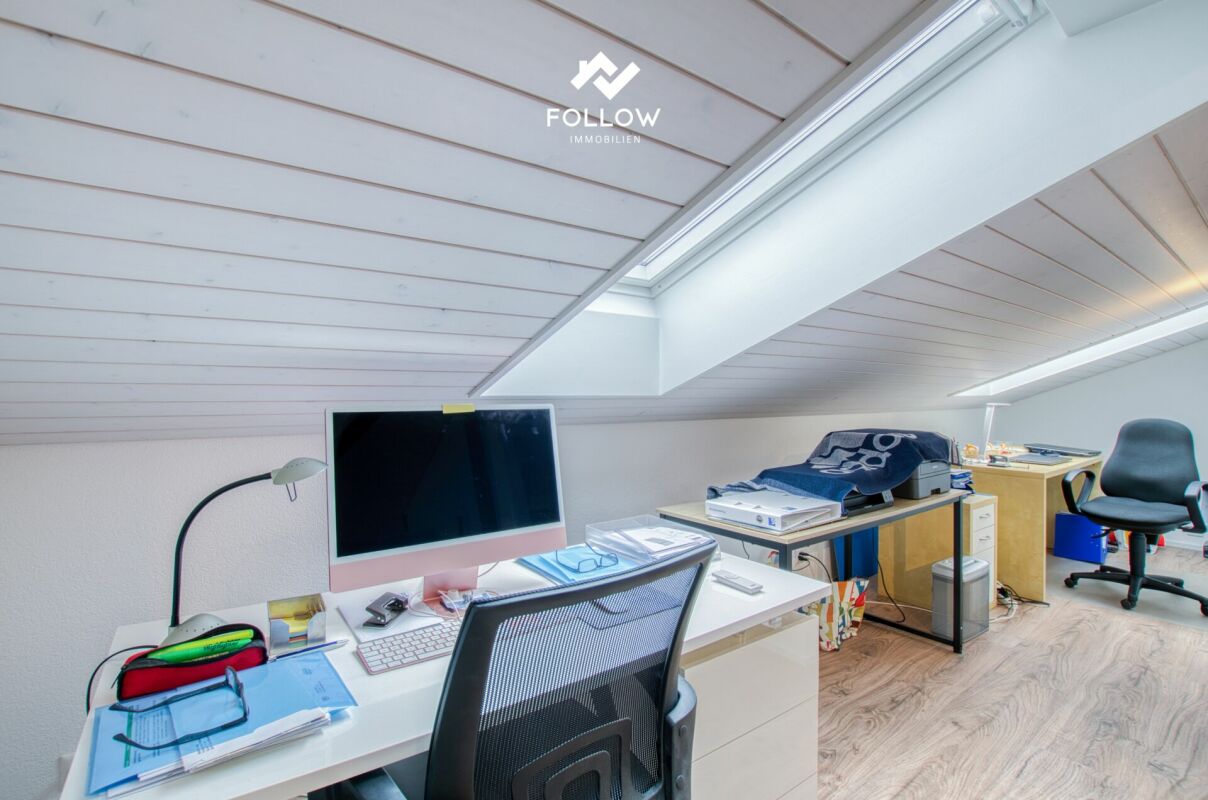 Dachgeschoss-Arbeitszimmer mit Schrägen