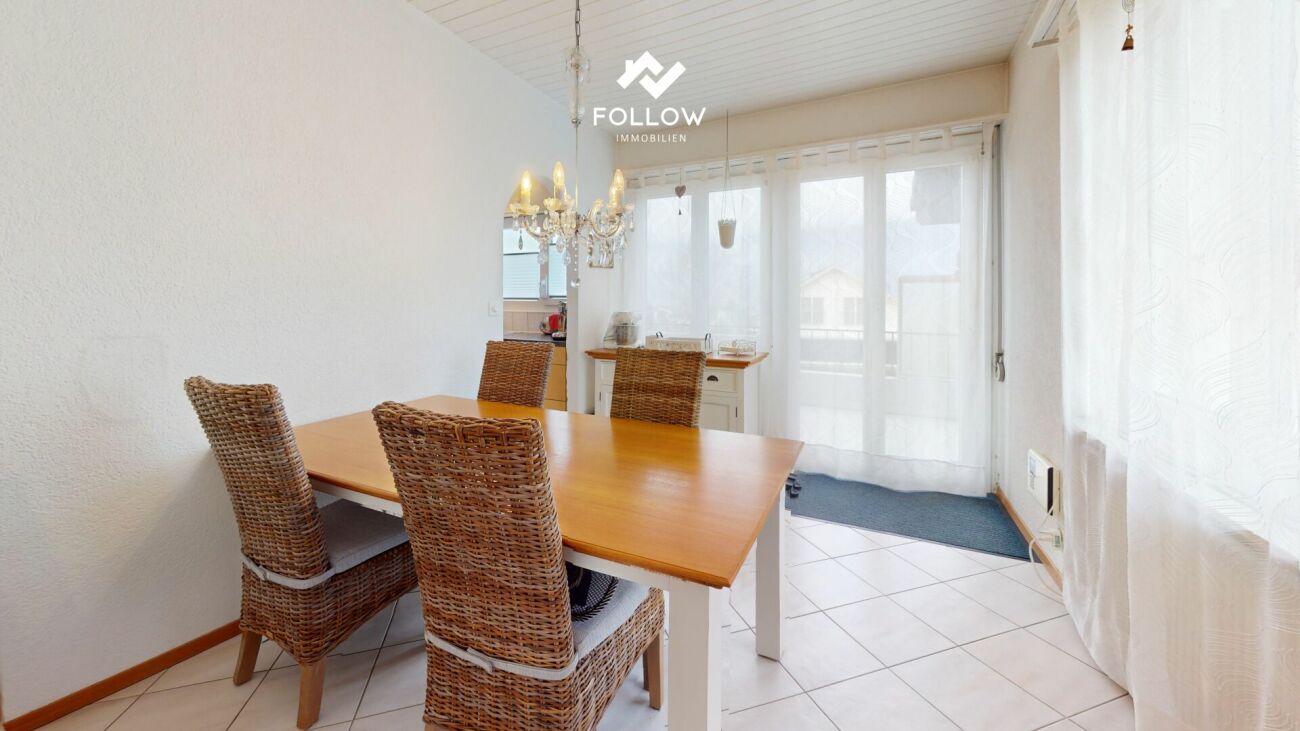 Heller Essbereich mit Flügeltür zum Balkon
