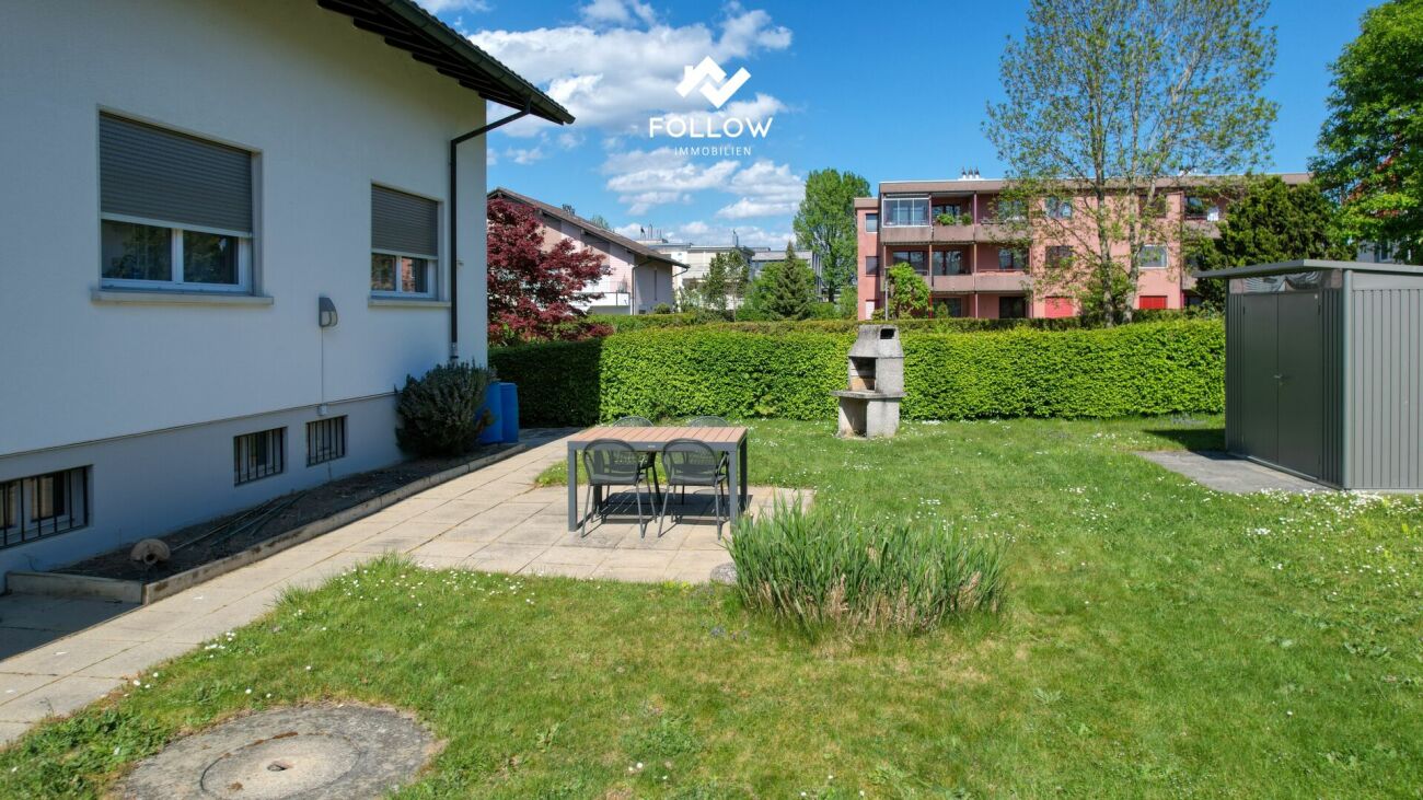 Garten mit Terrasse neben einem Wohnhaus