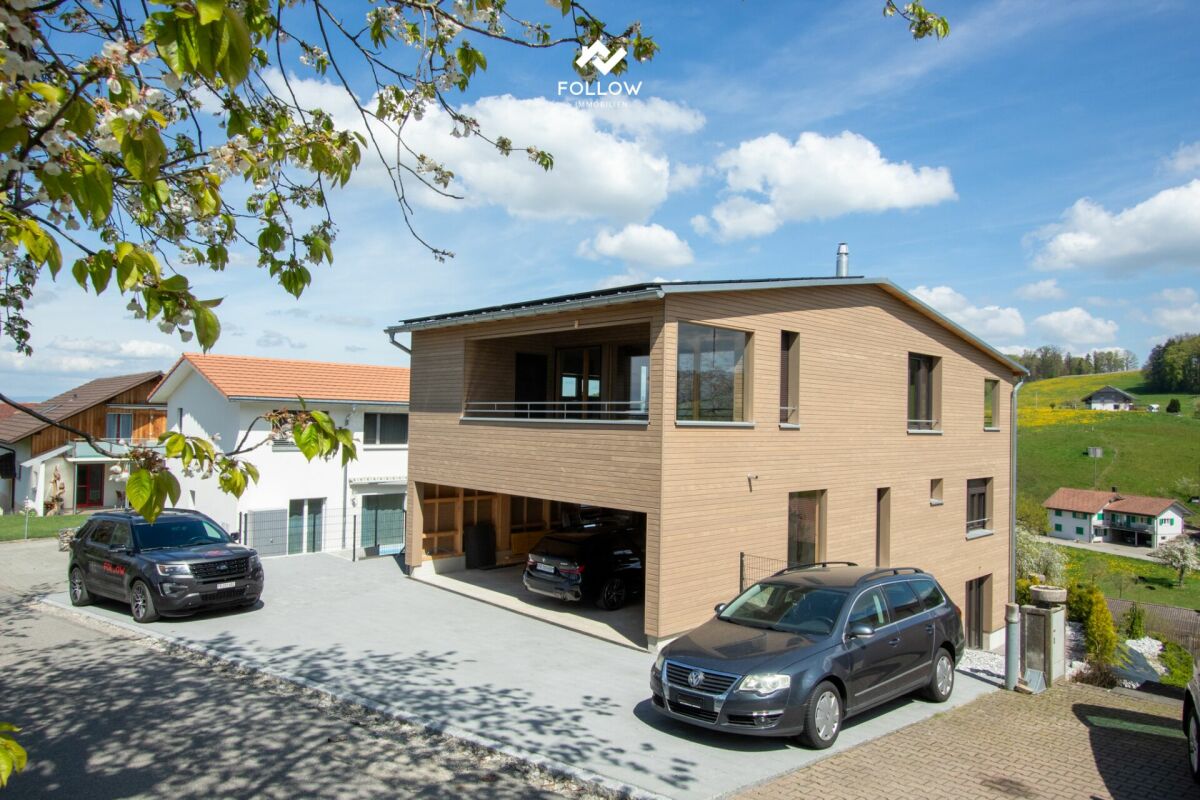 Modernes Wohnhaus mit Holzfassade und Doppelgarage