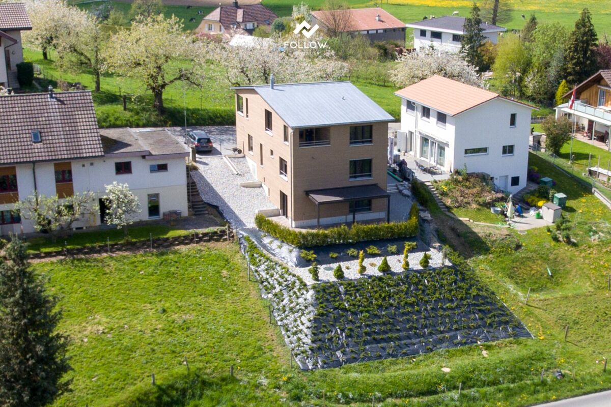 Luftaufnahme eines Wohnhauses mit Garten