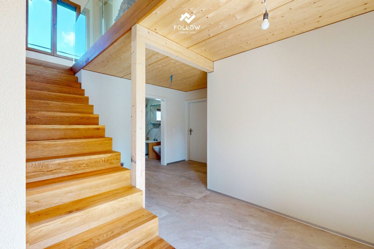 Heller Treppenbereich mit Holzdecke