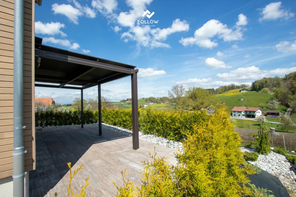 Terrasse mit Überdachung und Blick ins Grüne