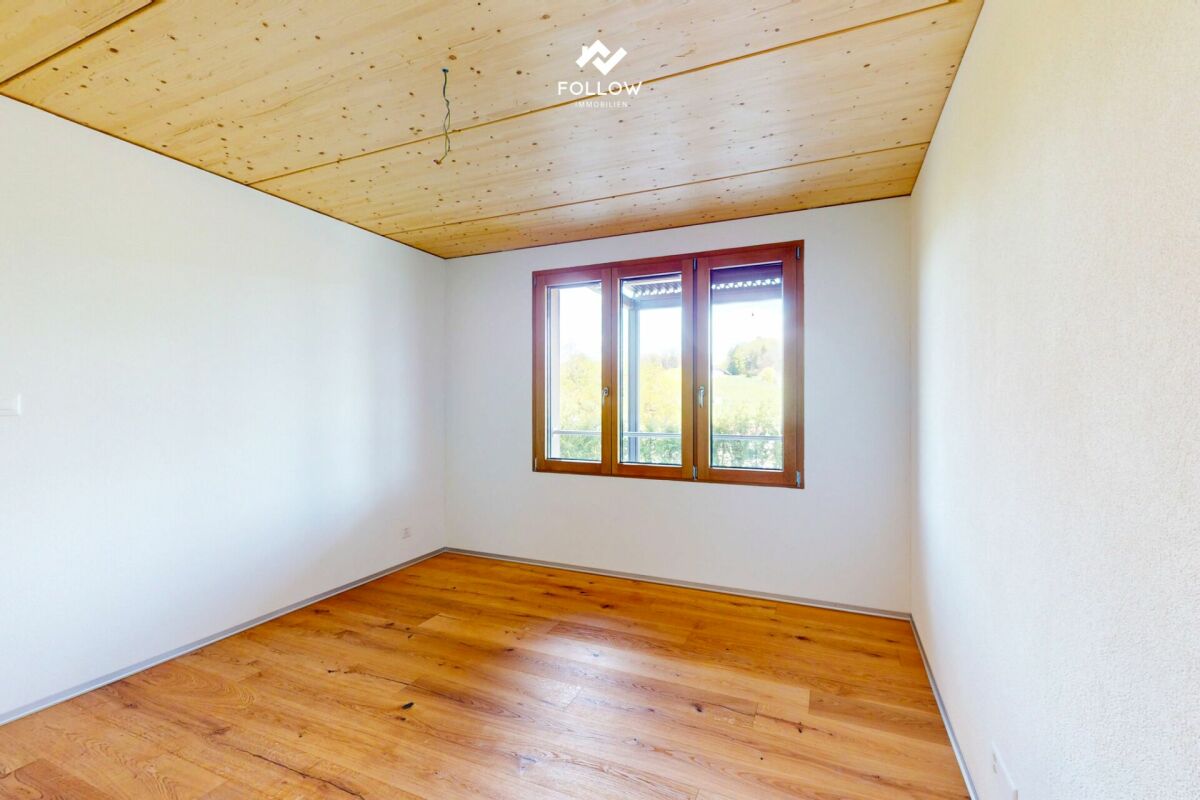 Leerer heller Raum mit Holzdecke und Holzfußboden