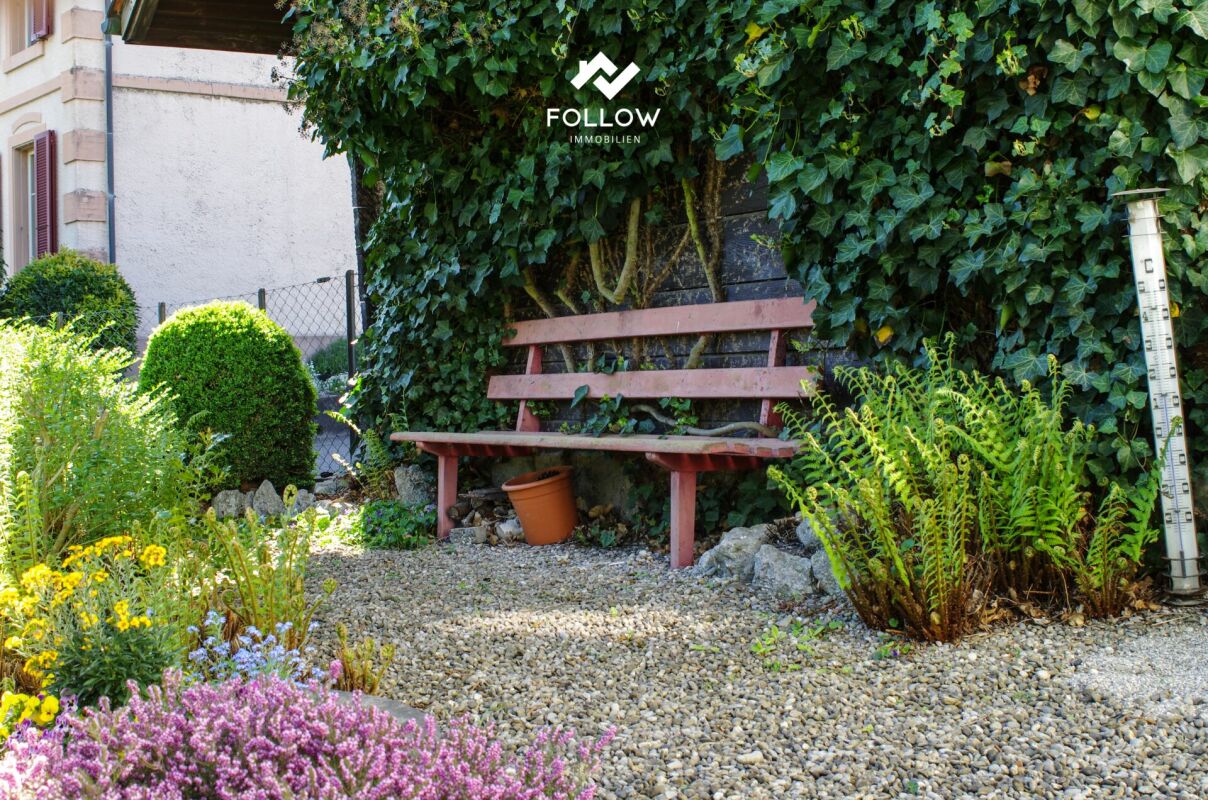 Garten mit Bank unter Efeu