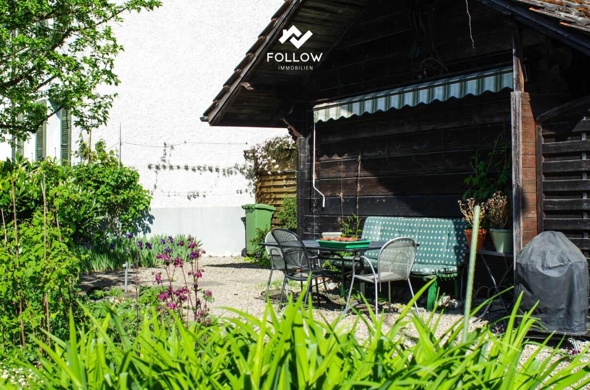 Garten mit überdachtem Sitzplatz