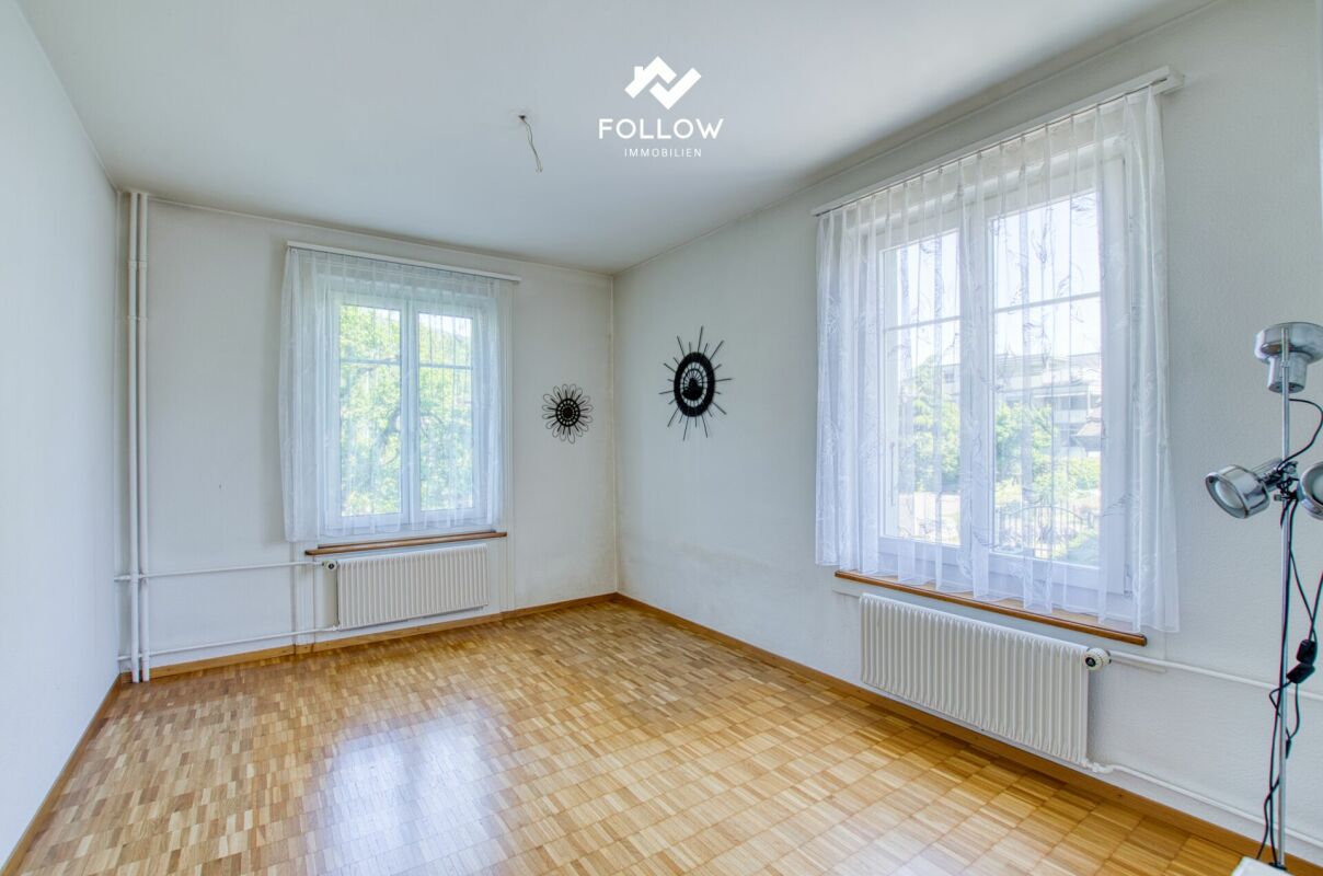Heller leerer Wohnraum mit zwei Fenstern