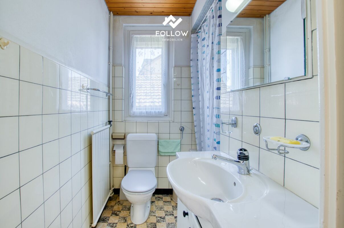 Kleines Badezimmer mit WC und Waschbecken