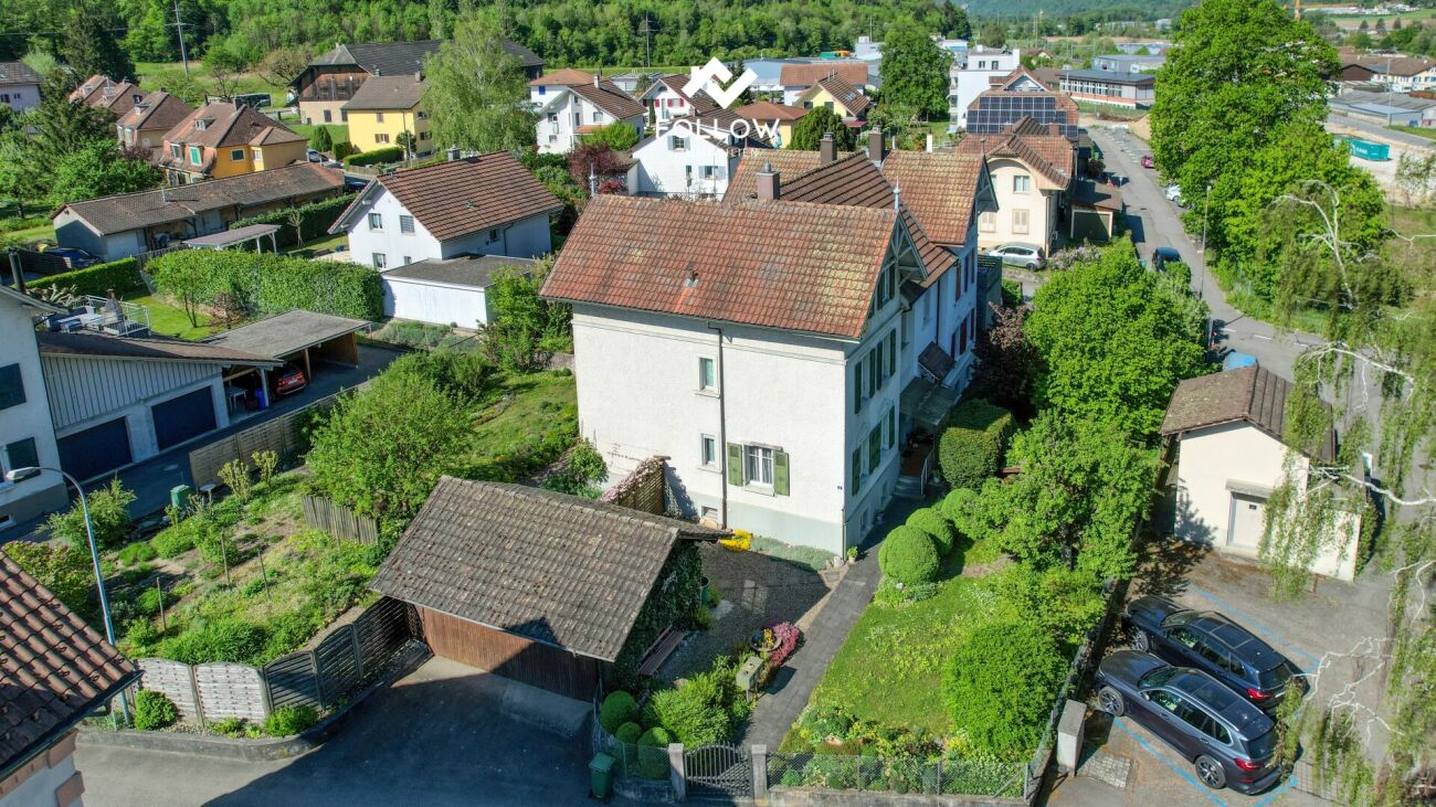 Luftaufnahme eines Wohngebiets mit Einfamilien- und Mehrfamilienhäusern