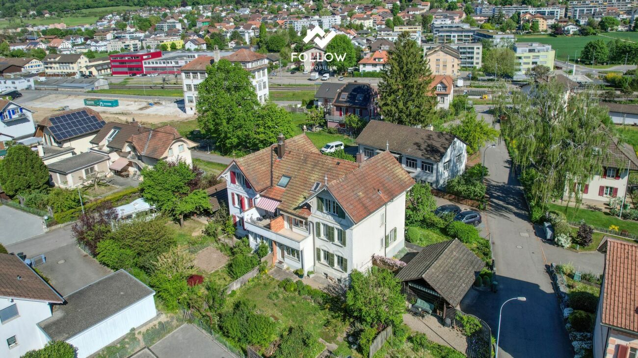 Luftaufnahme eines Wohnviertels mit freistehendem Einfamilienhaus
