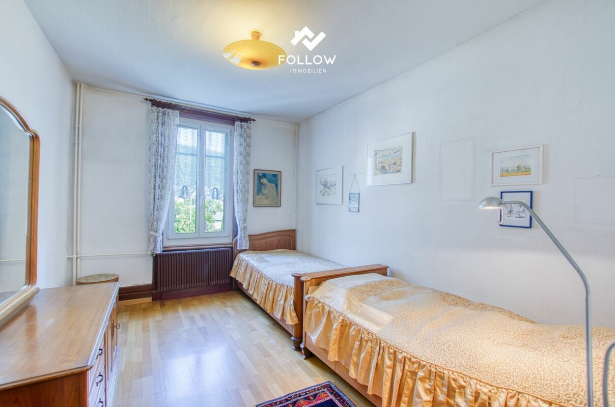 Schlichtes Schlafzimmer mit zwei Einzelbetten
