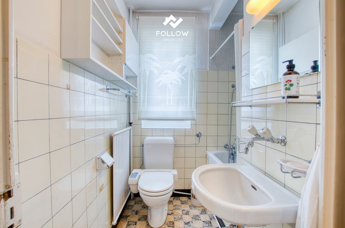 Kleines Bad mit WC und Wanne