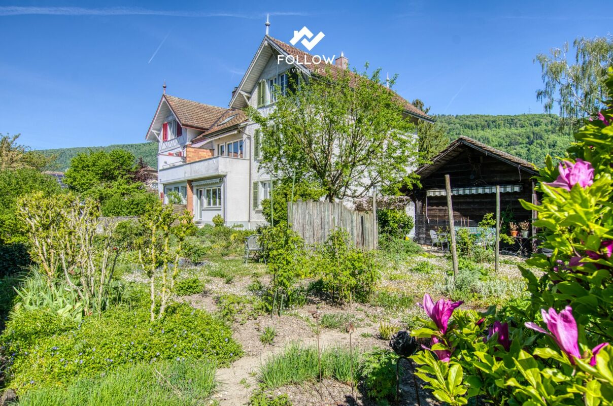 Großes Wohnhaus mit Garten