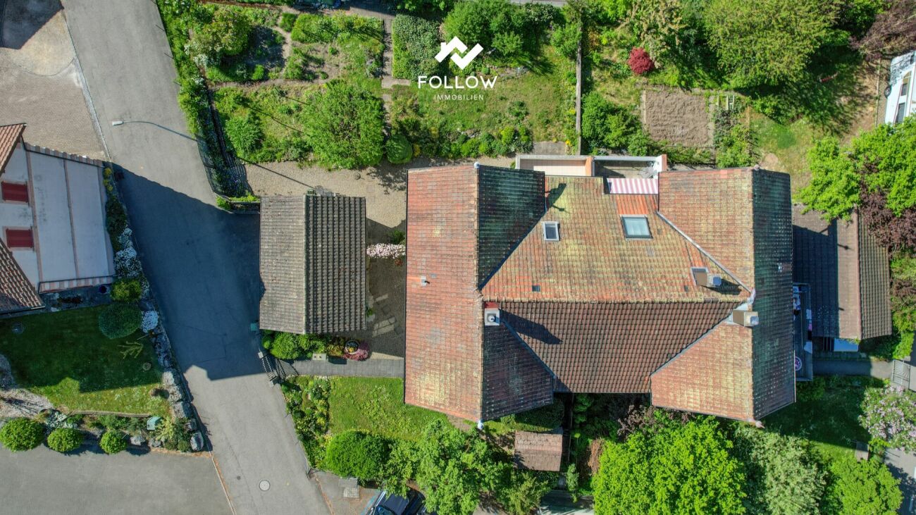 Drohnenaufnahme eines Wohnhauses mit Garten