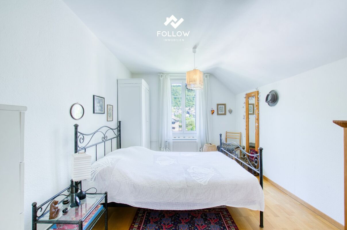 Helles Schlafzimmer mit Blick ins Freie