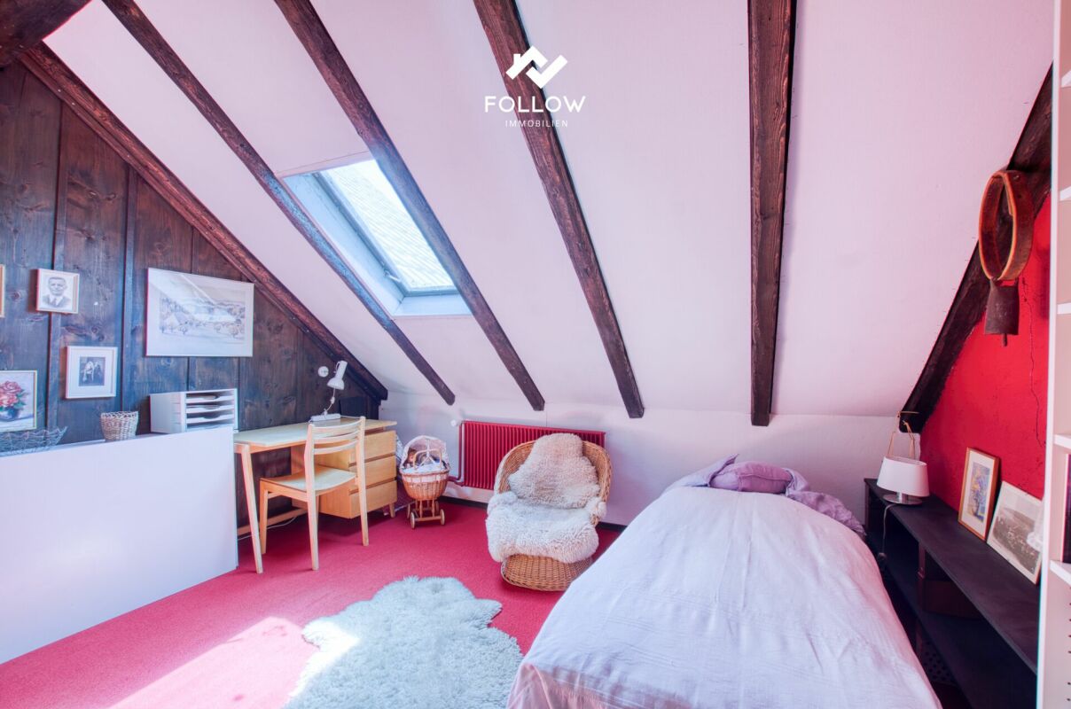 Dachgeschoss-Schlafzimmer mit Arbeitsplatz