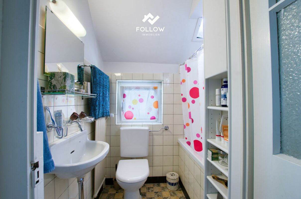 Kleines Badezimmer mit WC und Dusche