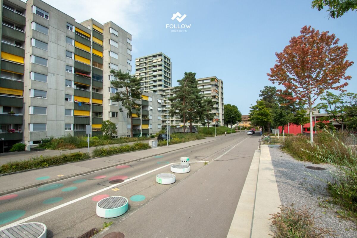Wohnstraße mit Wohnhochhäusern