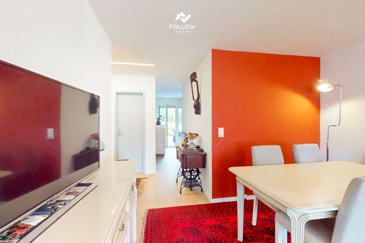 Heller Essbereich mit roter Akzentwand