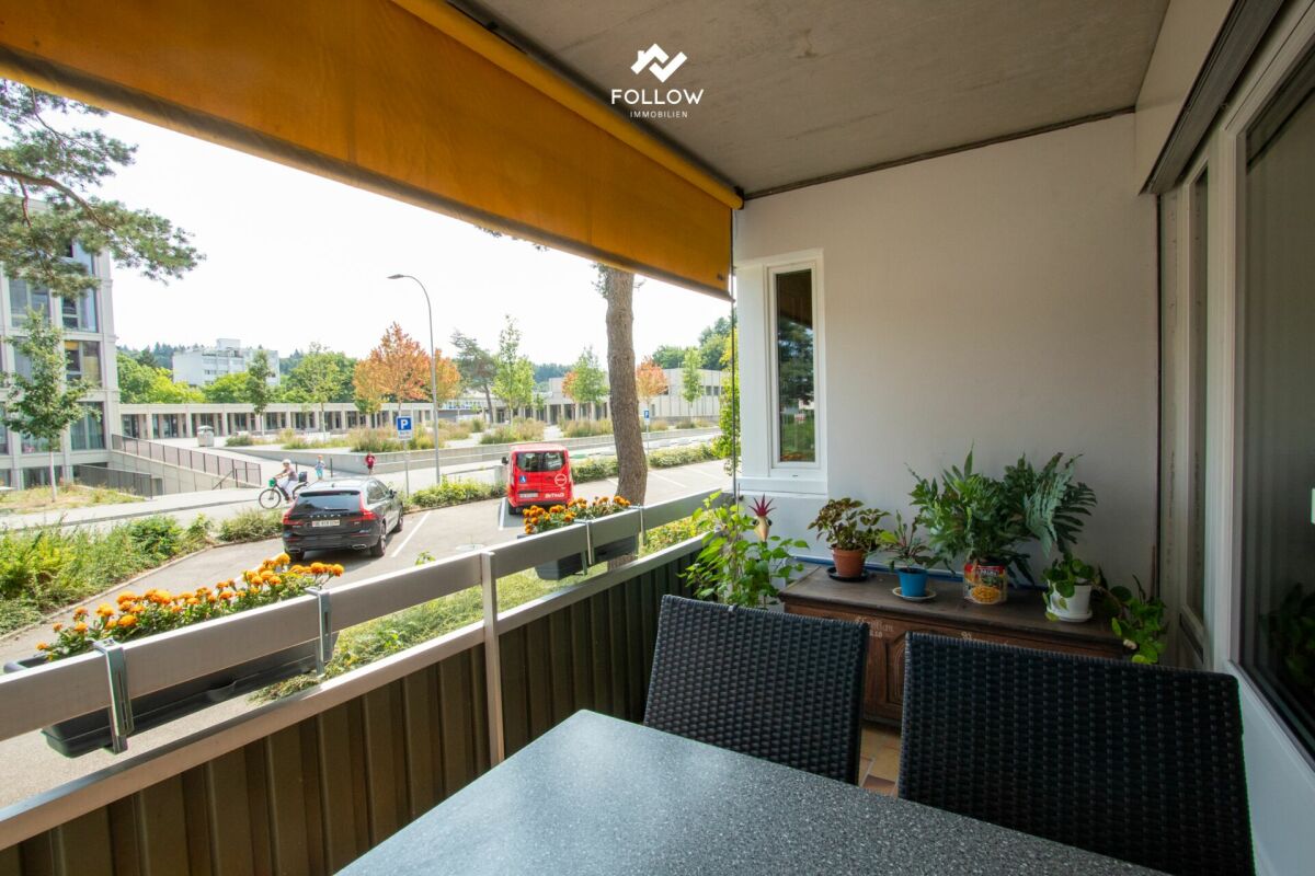 Überdachter Balkon mit Blick auf die Straße