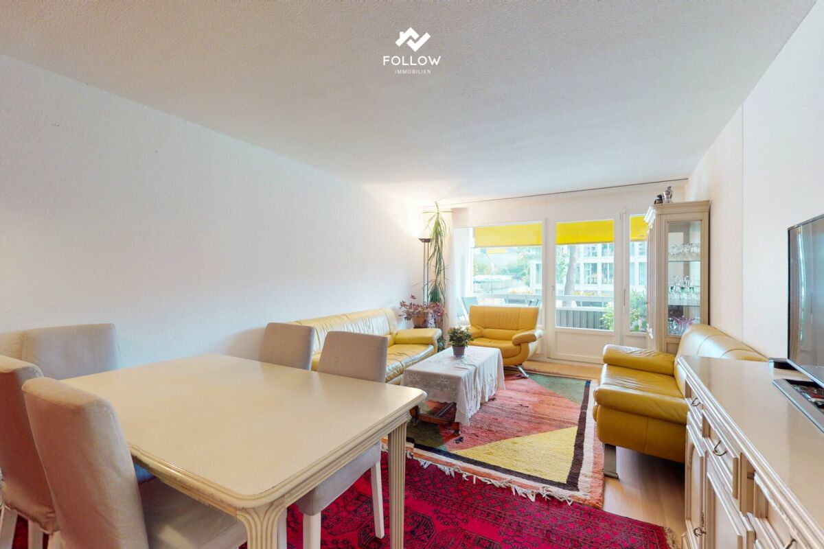 Wohnzimmer mit Essbereich und Balkonzugang