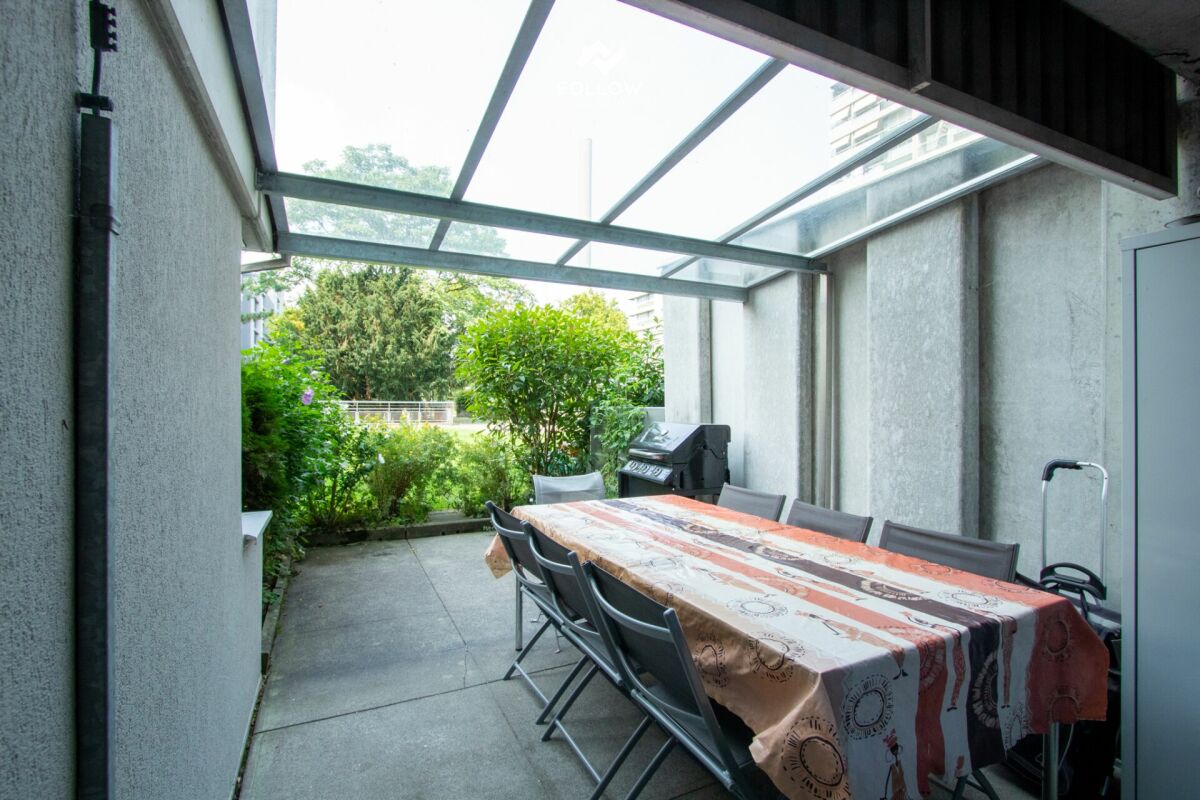 Überdachte Terrasse mit Esstisch