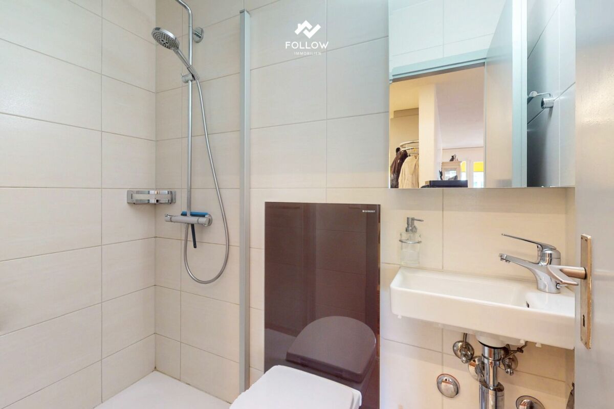 Modernes Badezimmer mit Dusche und Waschbecken