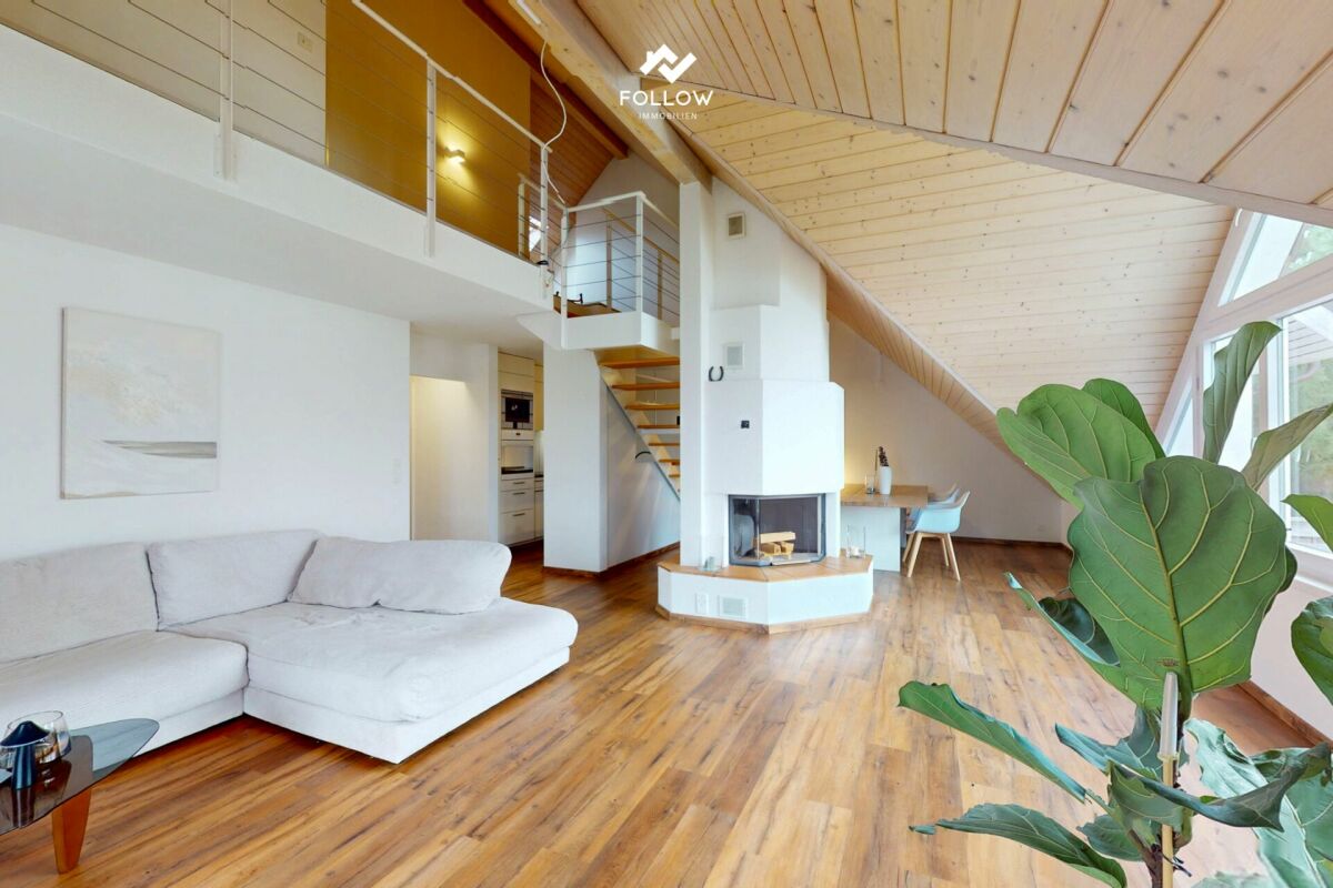 Offener Wohnbereich mit Galerie, Kamin und Holzdecke