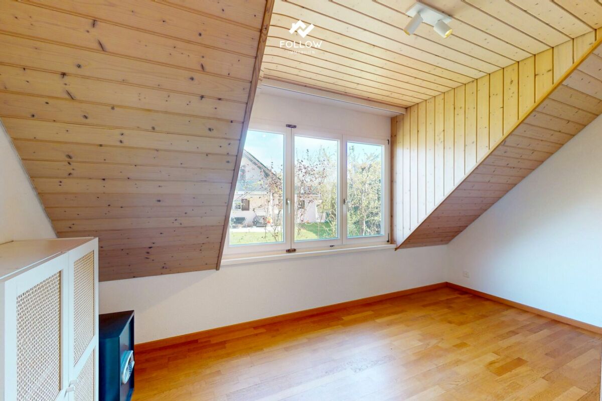 Heller Dachraum mit Holzverkleidung und Fenster